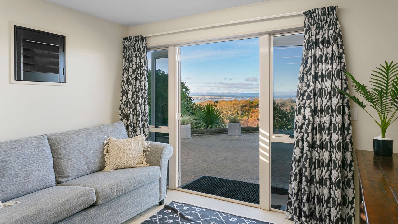 Photo of Livingroom in Acacia Bay