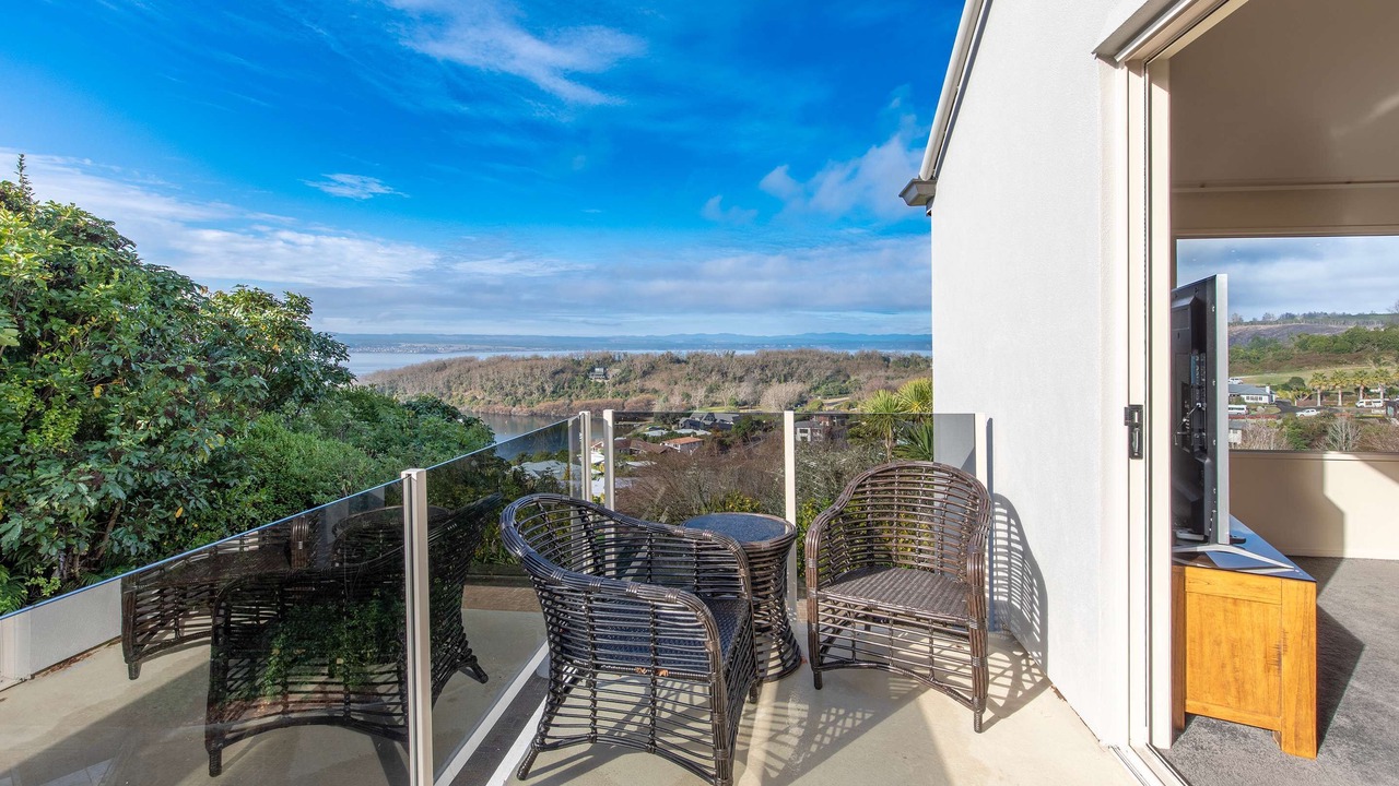 Photo of Patio Balcony in Acacia Bay
