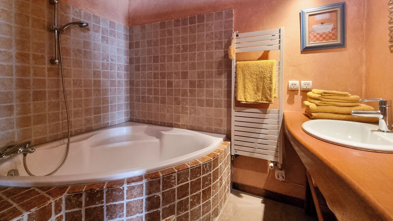 Photo of Bathroom in Leran