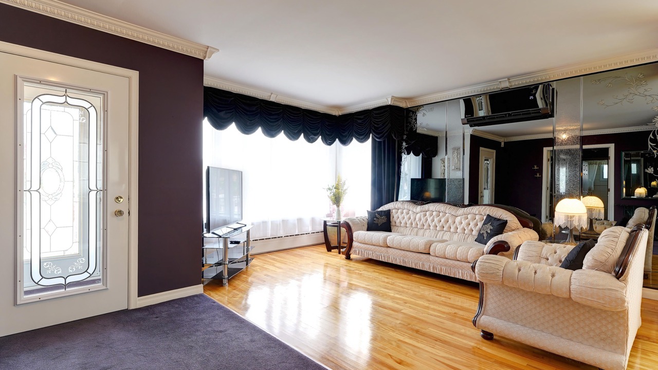 Photo of Livingroom in Laval-des-Rapides