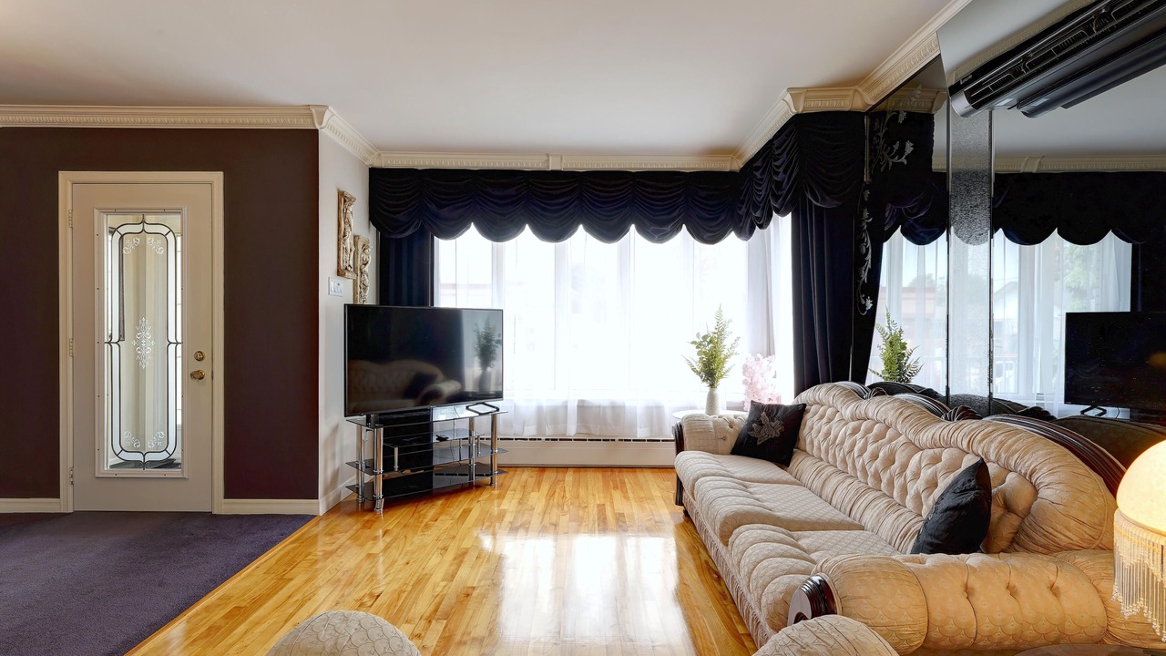 Photo of Livingroom in Laval-des-Rapides