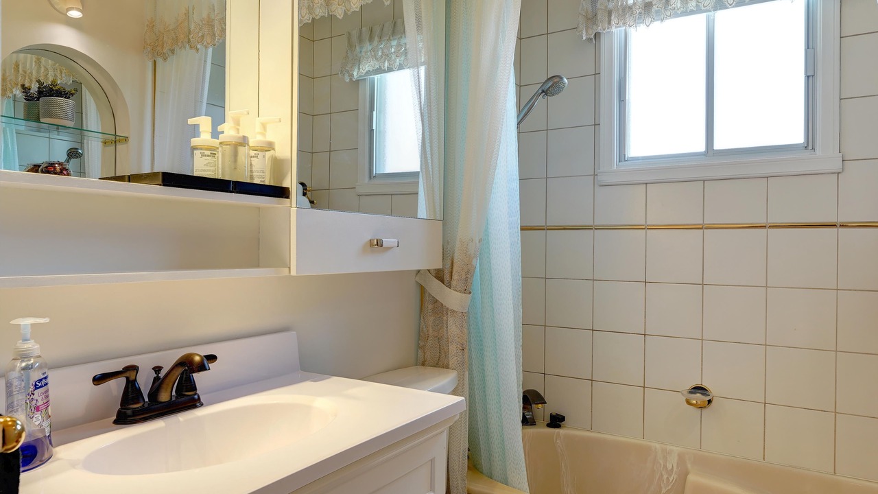 Photo of Bathroom in Laval-des-Rapides