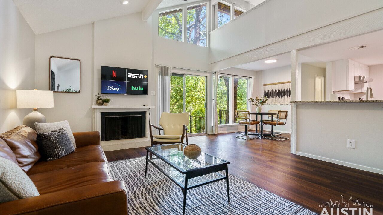 Photo of Livingroom in Highland Hills