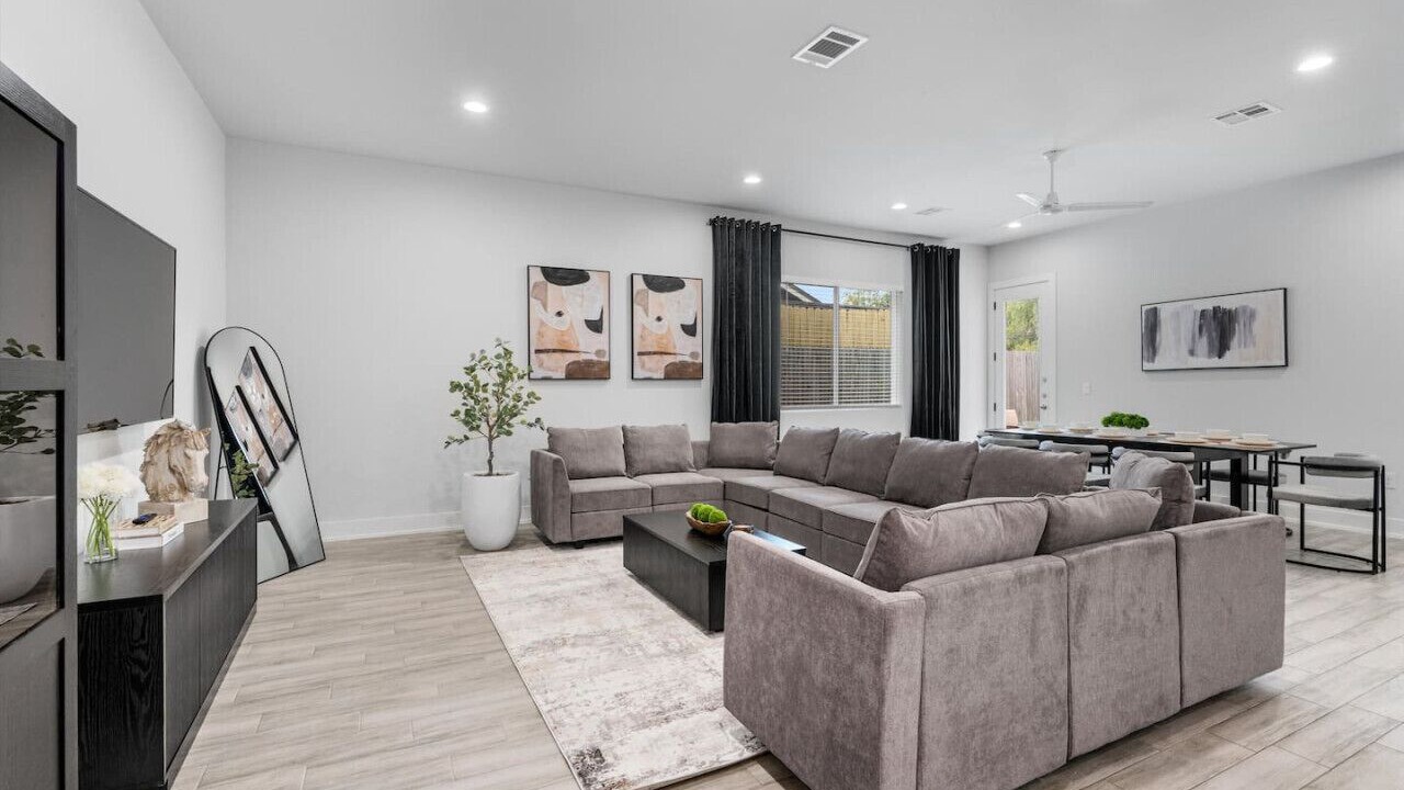 Photo of Livingroom in University Hills and Windsor Park