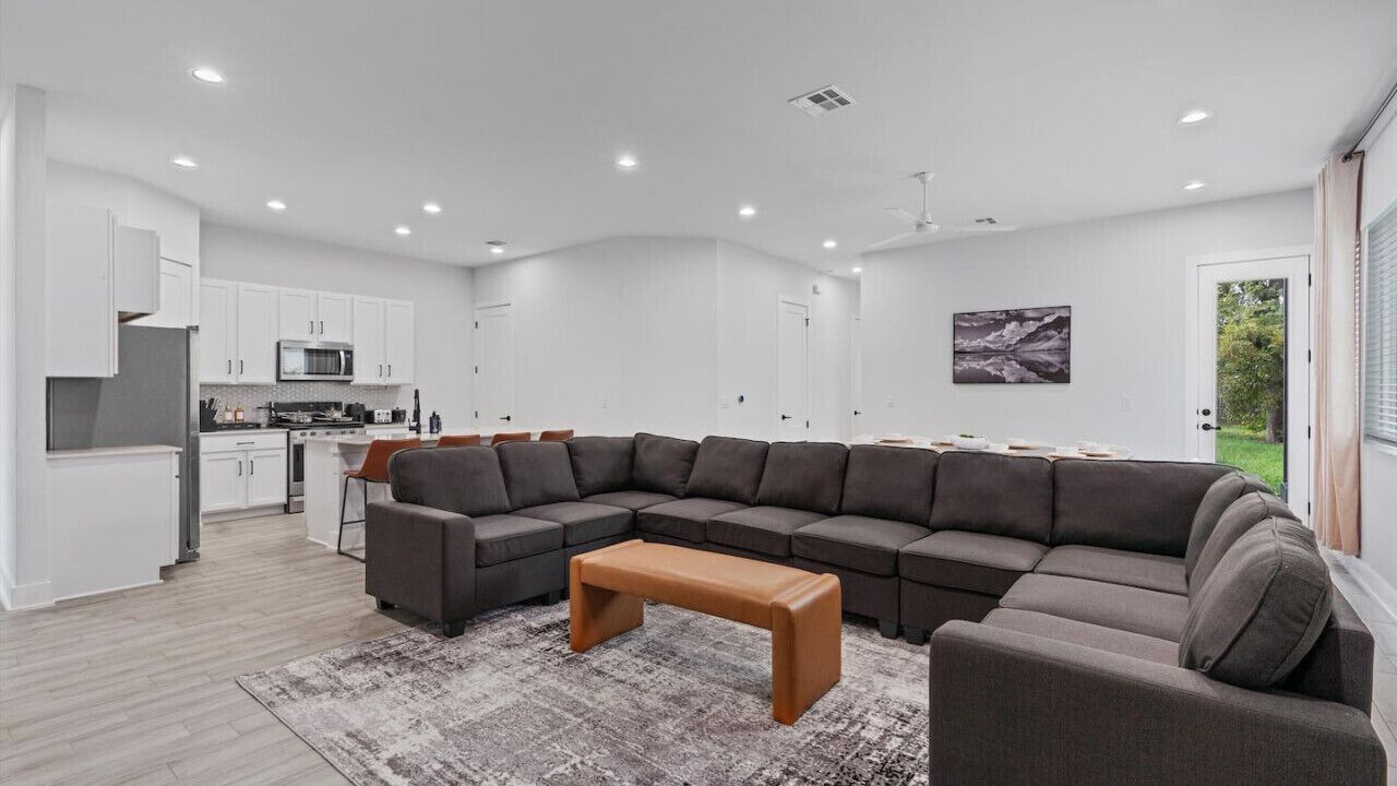 Photo of Livingroom in University Hills and Windsor Park