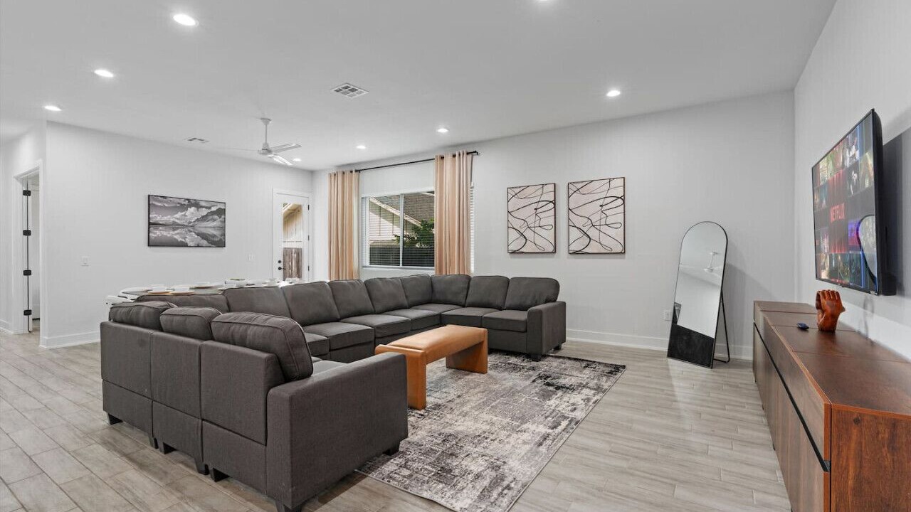 Photo of Livingroom in University Hills and Windsor Park