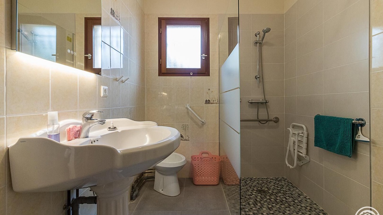 Photo of Bathroom in Miremont