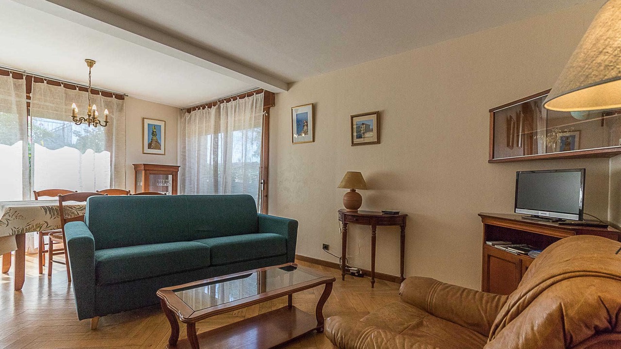Photo of Livingroom in Pins-Justaret