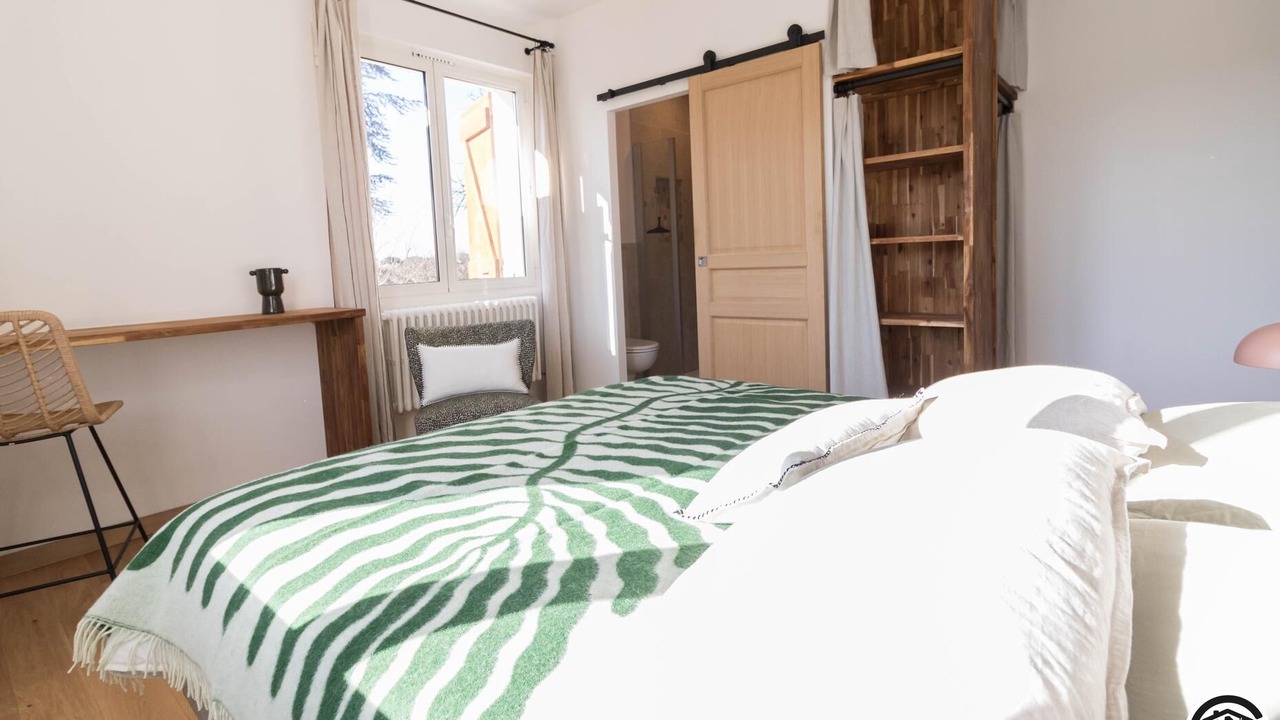 Photo of Bedroom in Pins-Justaret