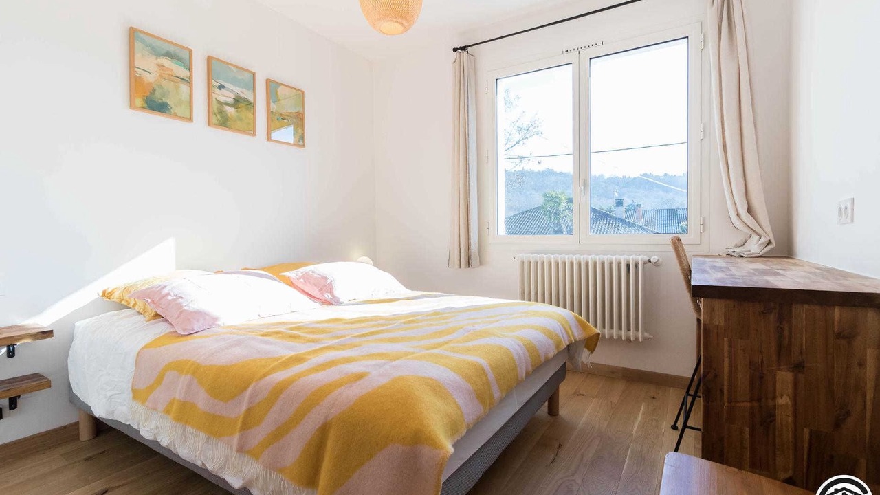 Photo of Bedroom in Pins-Justaret