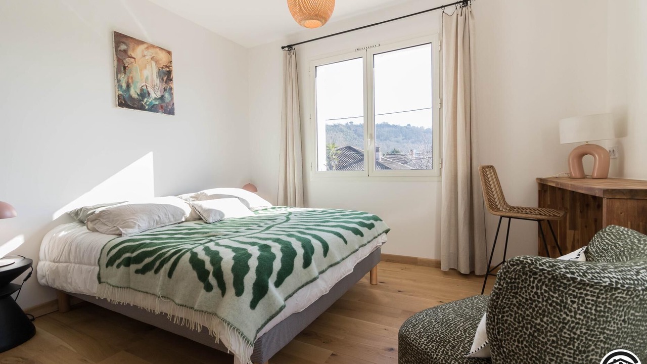 Photo of Bedroom in Pins-Justaret