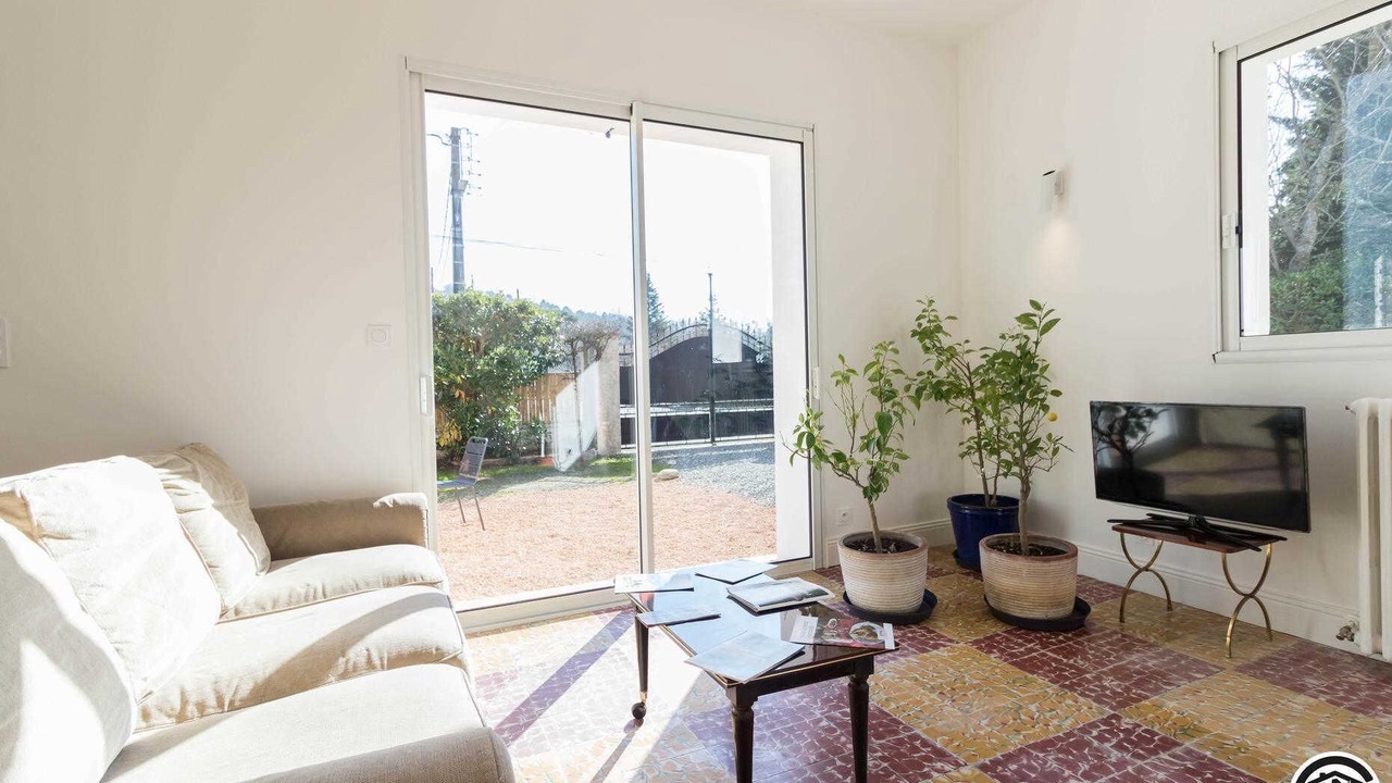 Photo of Livingroom in Pins-Justaret