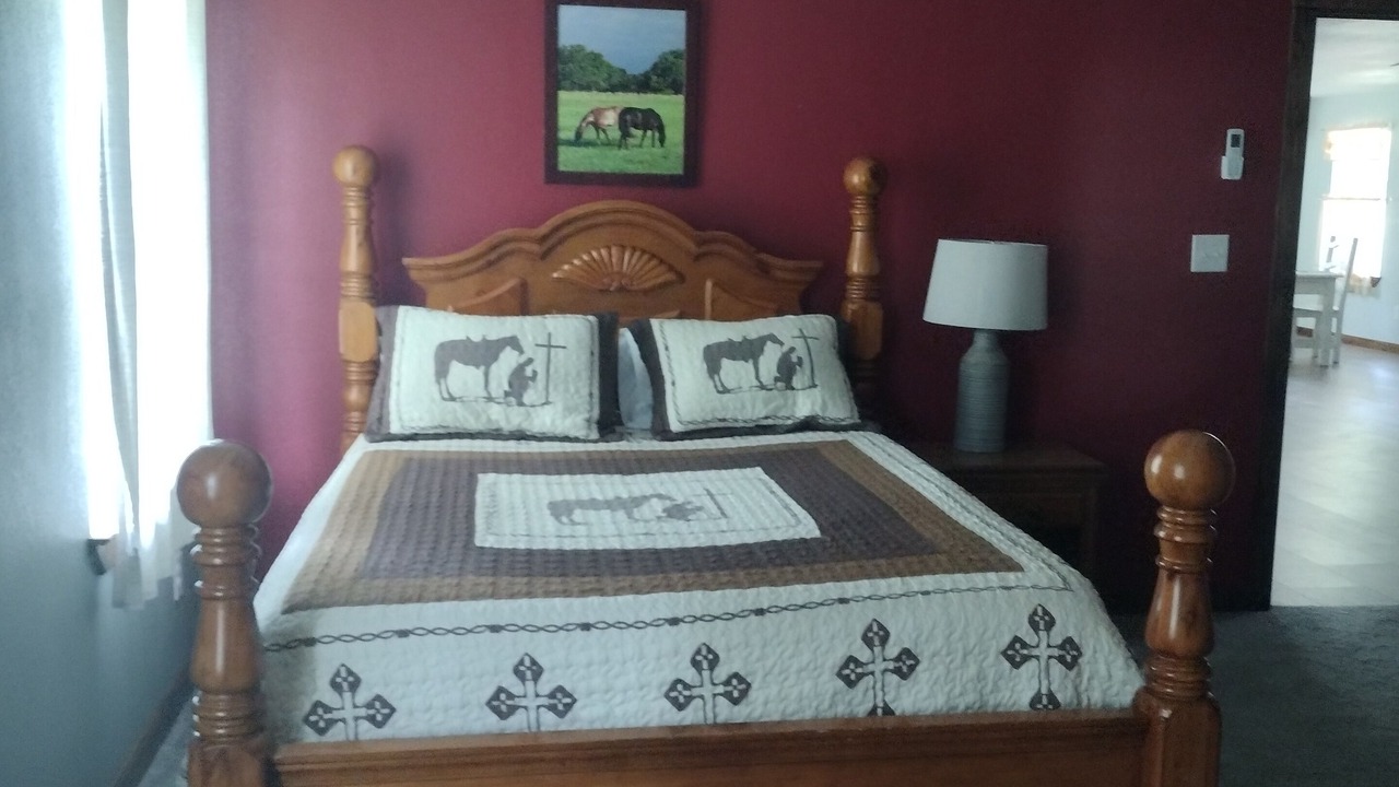 Photo of Bedroom in Hill County