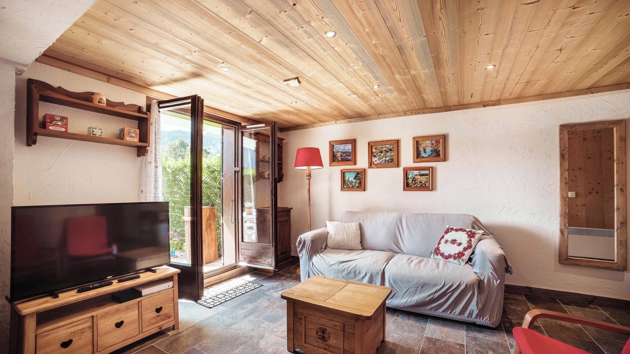 Photo of Livingroom in Demi-Quartier
