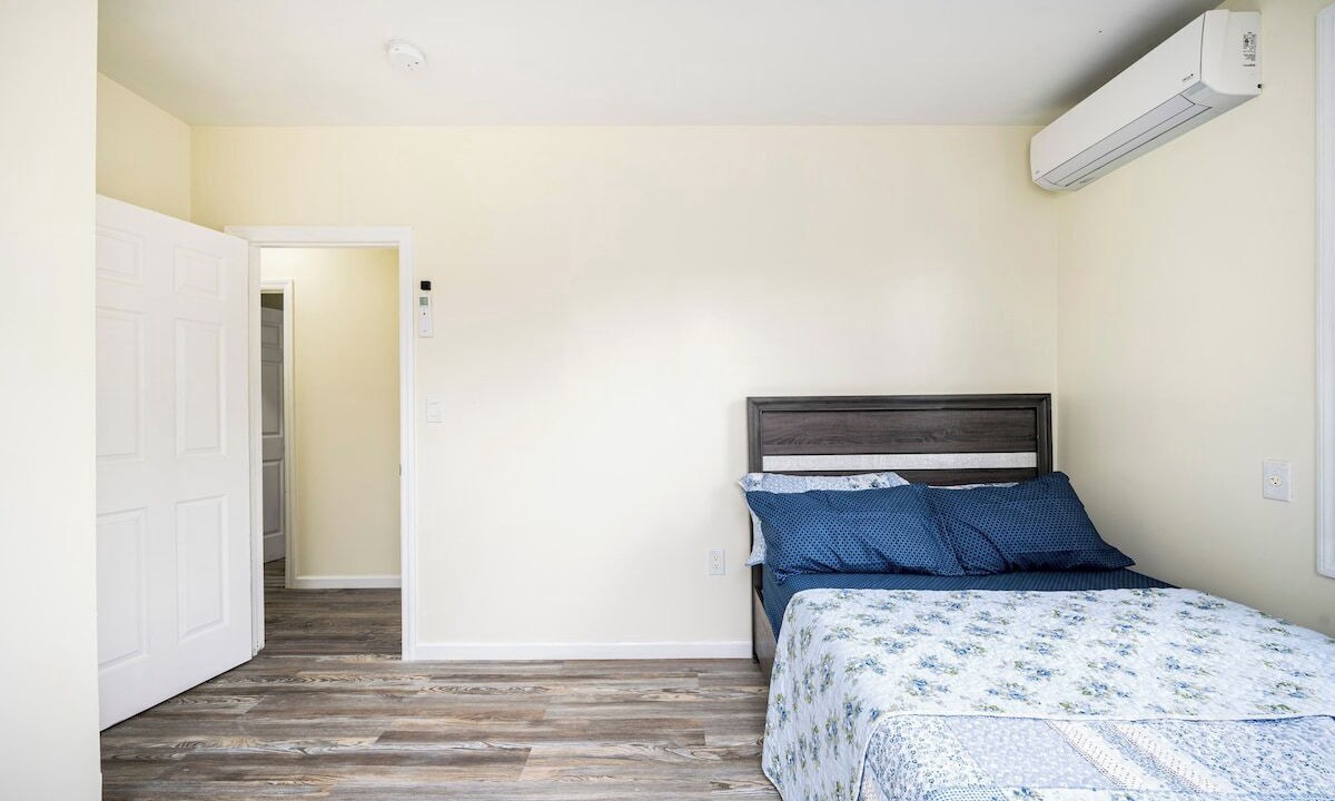Photo of Bedroom in Jamaica Hills