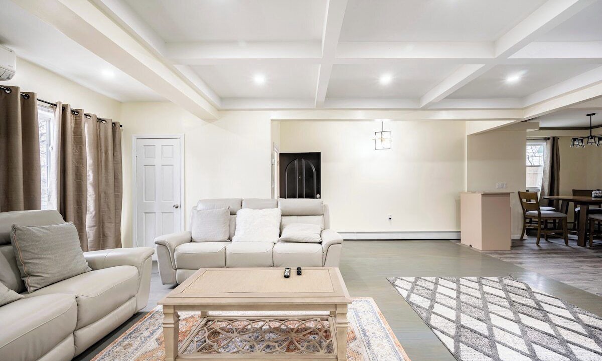 Photo of Livingroom in Jamaica Hills
