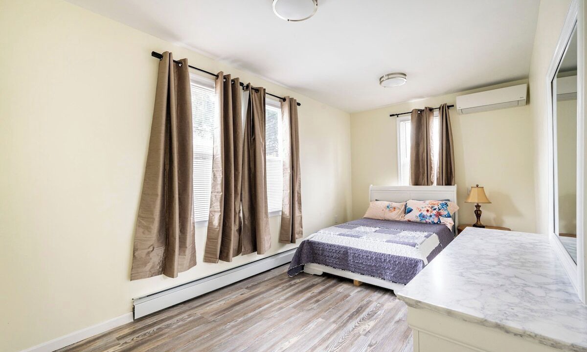 Photo of Bedroom in Jamaica Hills