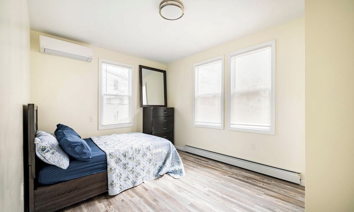 Photo of Bedroom in Jamaica Hills