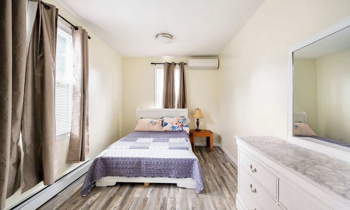 Photo of Bedroom in Jamaica Hills
