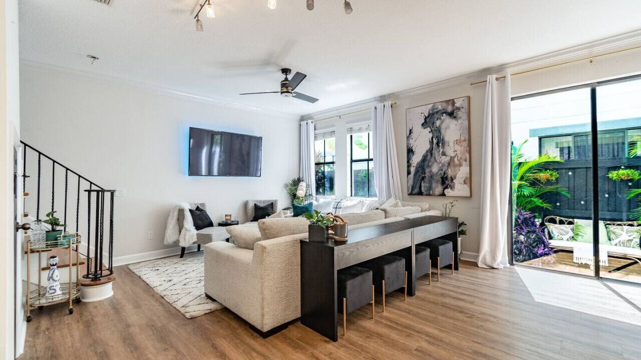 Photo of Livingroom in Courier City - Oscawana
