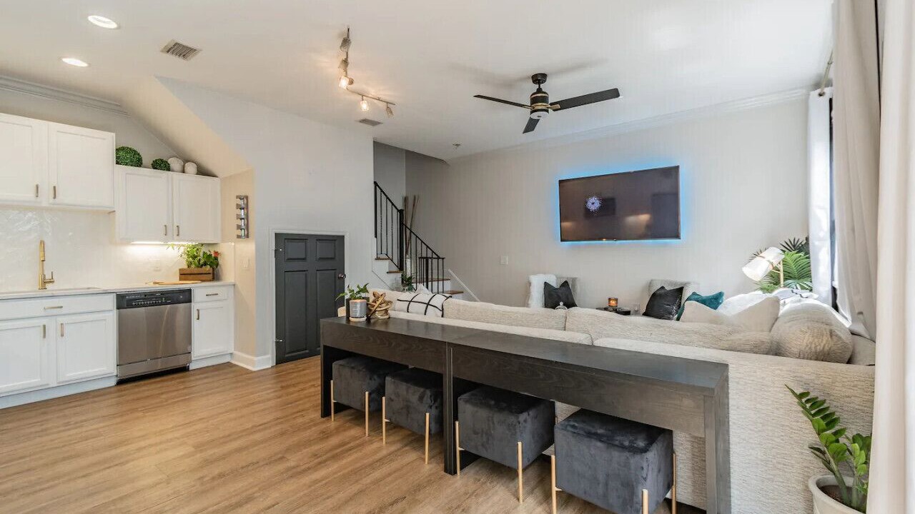 Photo of Livingroom in Courier City - Oscawana