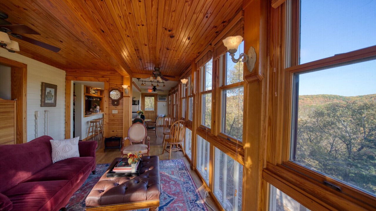 Photo of Bedroom in Eureka Springs Historic District