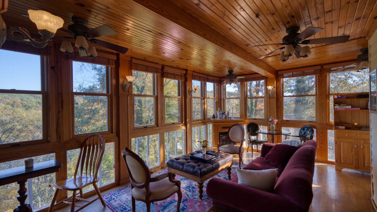 Photo of Bedroom in Eureka Springs Historic District