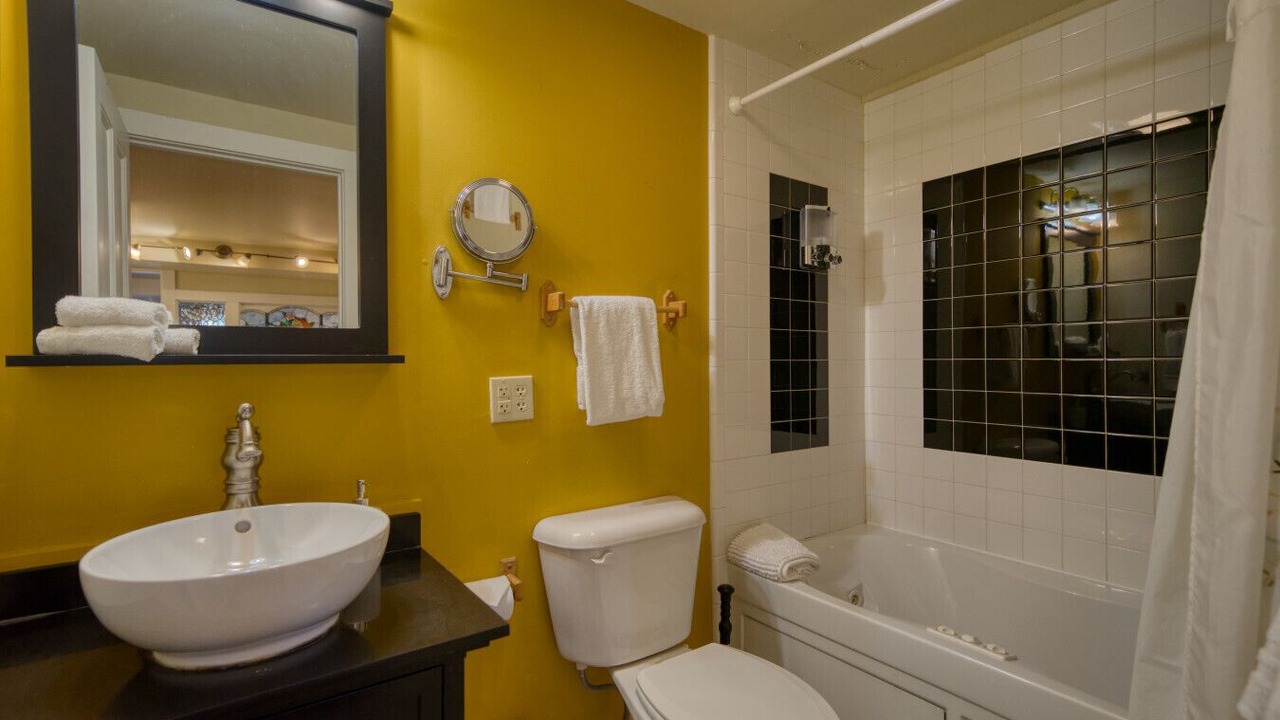 Photo of Bathroom in Eureka Springs Historic District