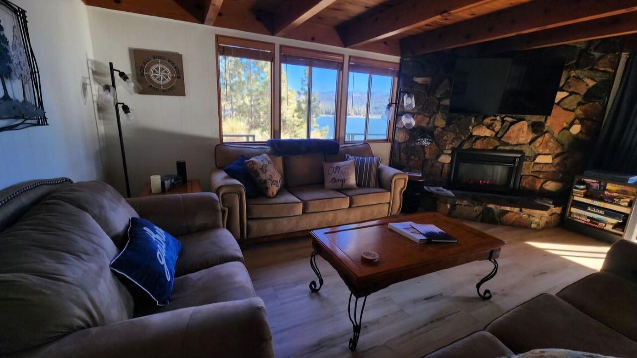 Photo of Livingroom in Fawnskin
