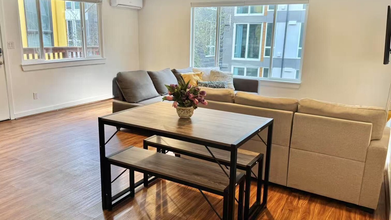 Photo of Livingroom in West Queen Anne