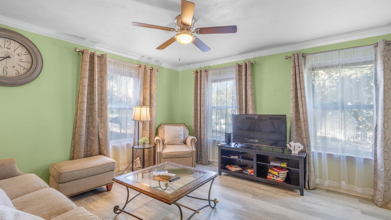 Photo of Livingroom in East Ocean View
