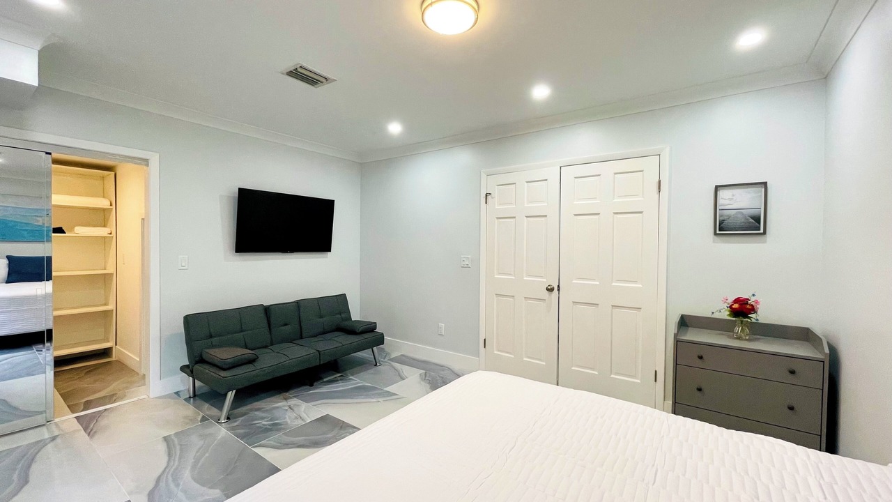 Photo of Bedroom in Oakland Park