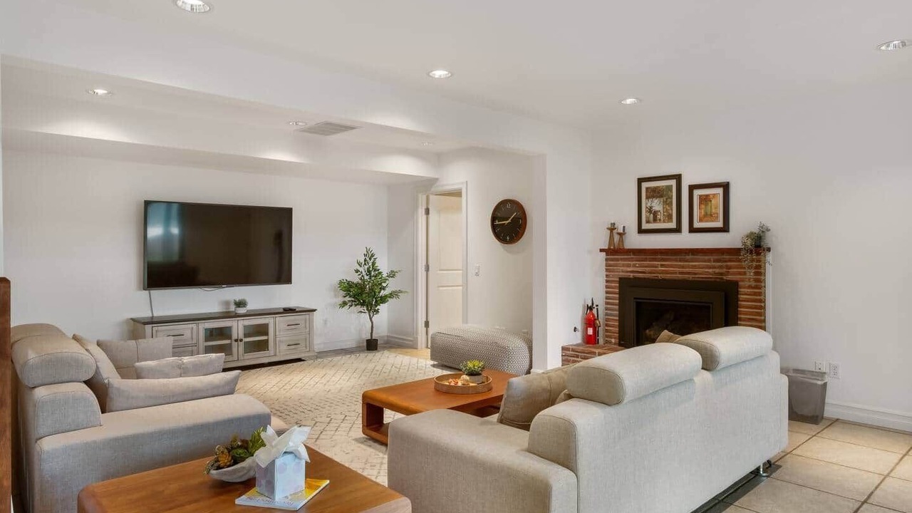 Photo of Livingroom in East Lake Hills