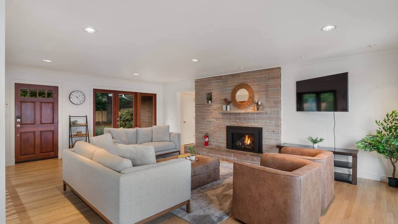 Photo of Livingroom in East Lake Hills