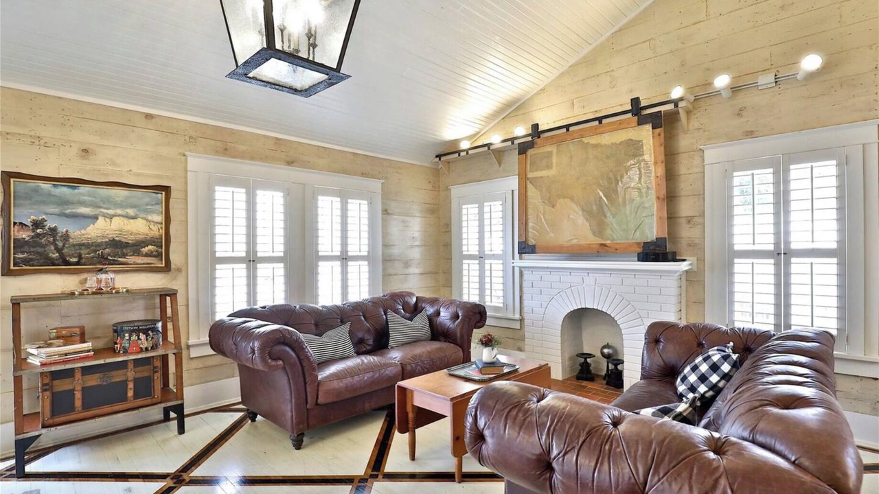 Photo of Livingroom in Sayles Blvd. Area