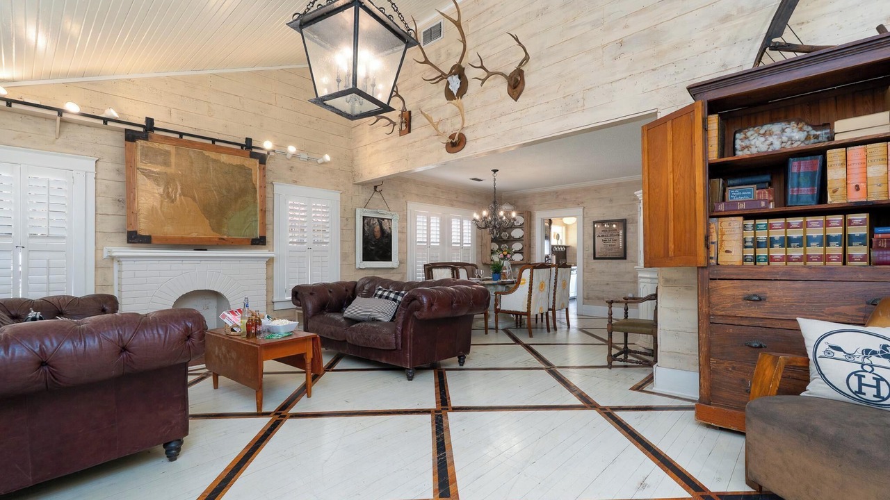 Photo of Livingroom in Sayles Blvd. Area