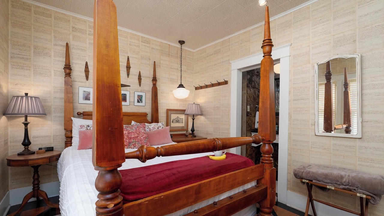 Photo of Bedroom in Sayles Blvd. Area
