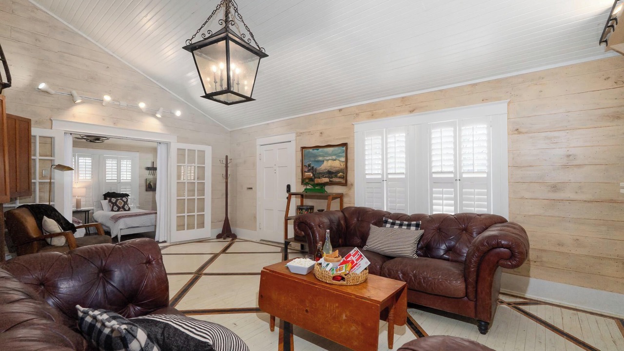 Photo of Livingroom in Sayles Blvd. Area