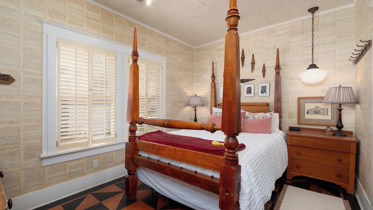 Photo of Bedroom in Sayles Blvd. Area