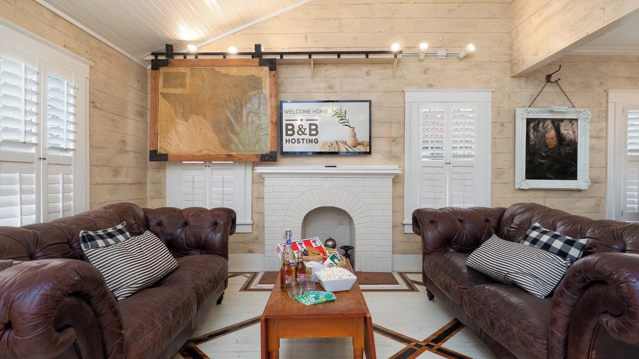 Photo of Livingroom in Sayles Blvd. Area