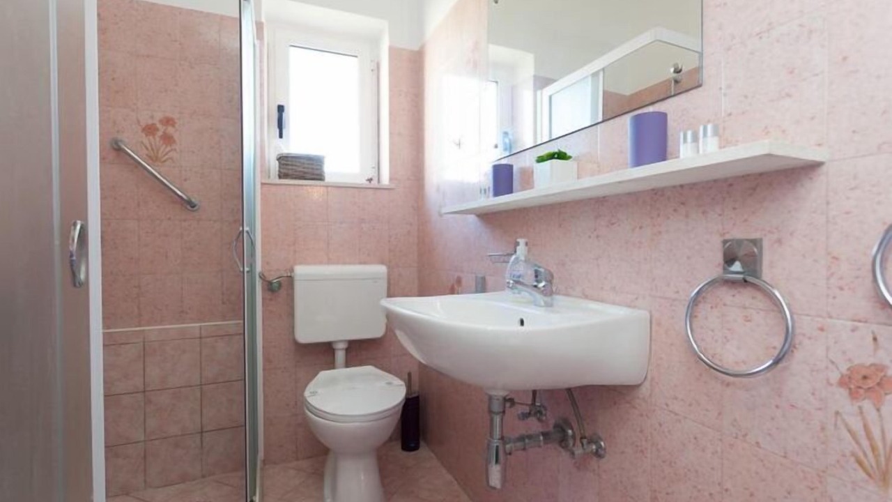 Photo of Bathroom in Pile