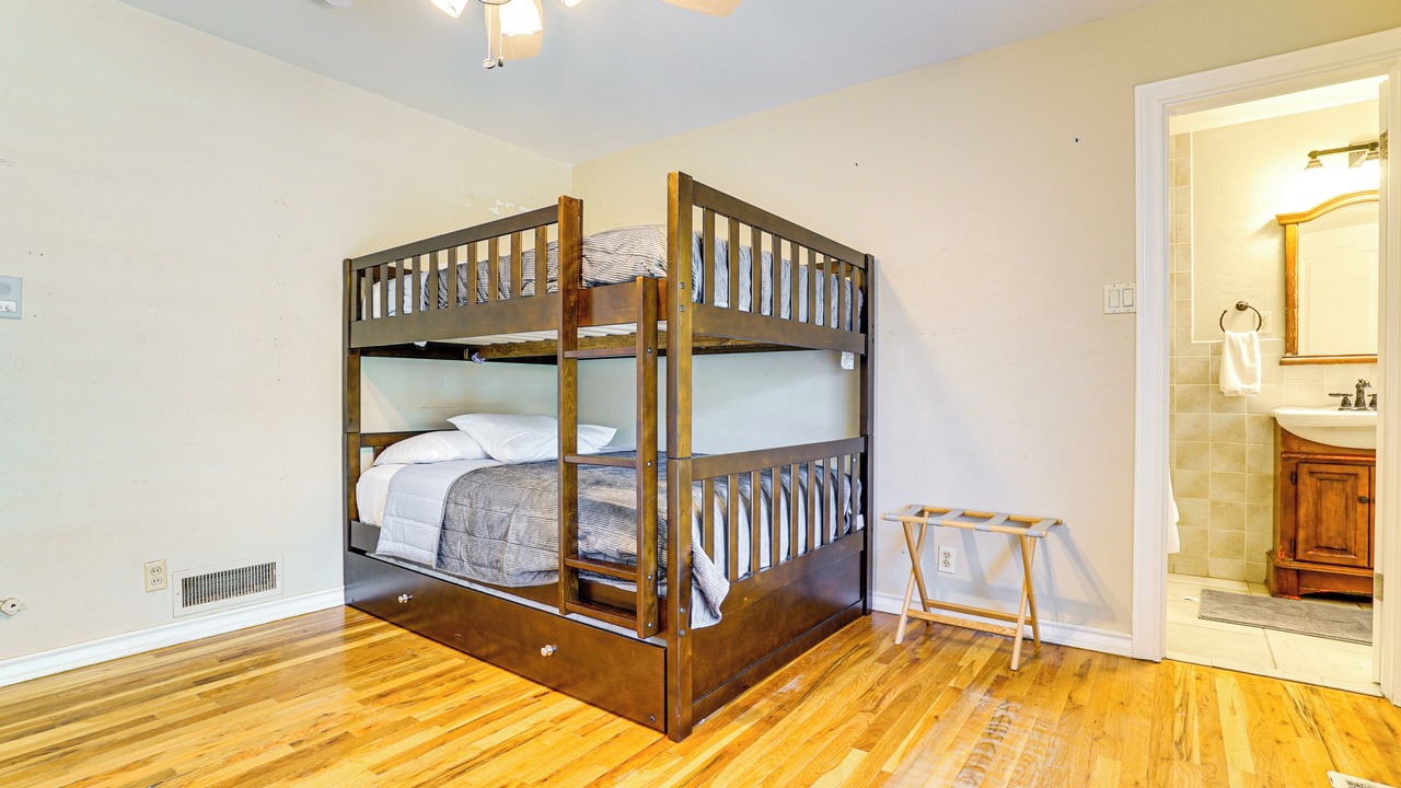 Photo of Bedroom in Thunderbird