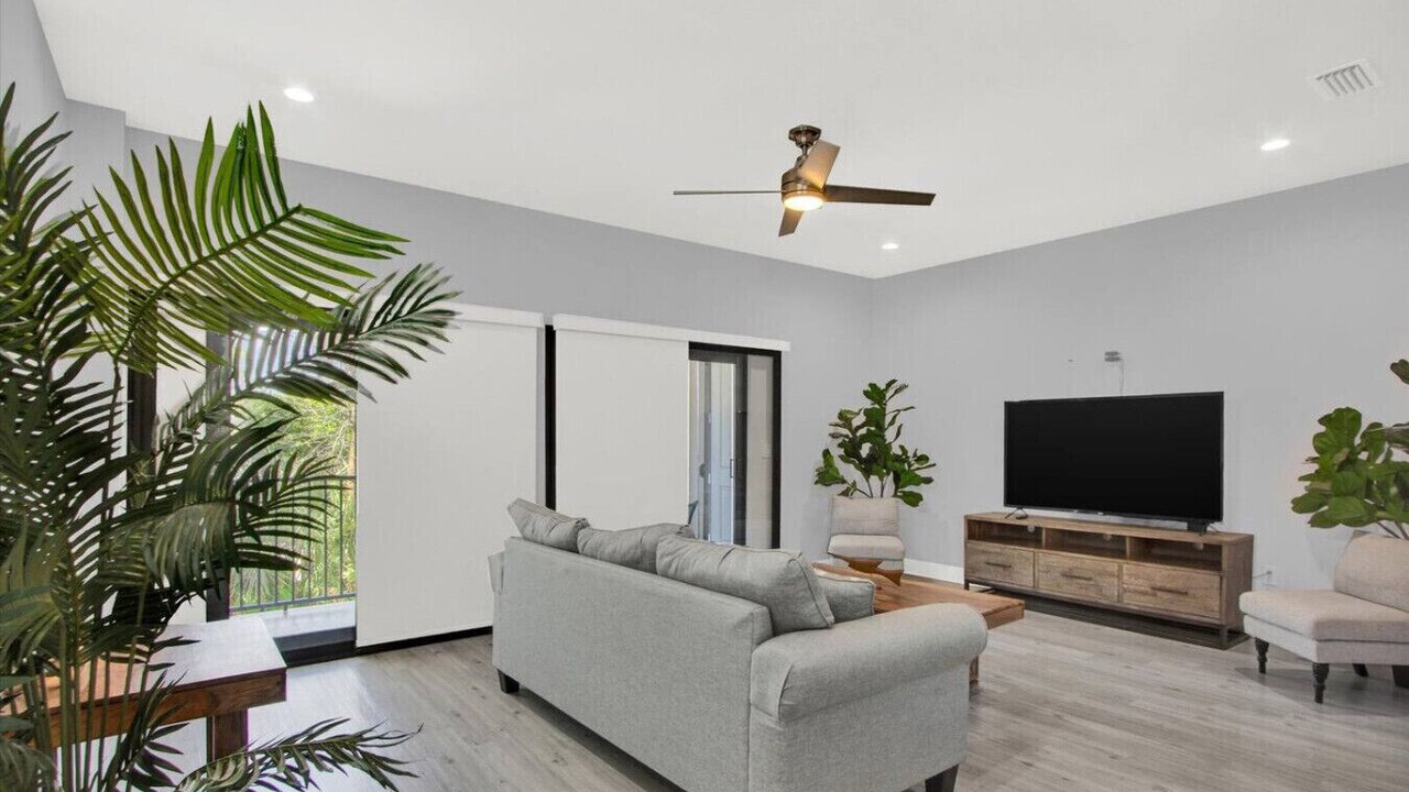 Photo of Livingroom in Courier City - Oscawana