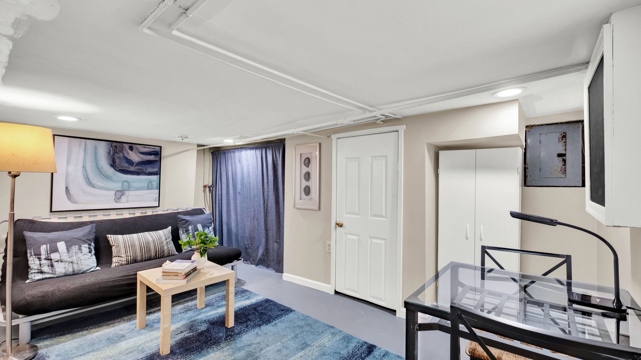 Photo of Livingroom in Graduate Hospital