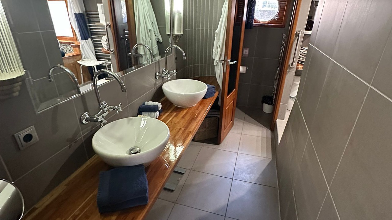 Photo of Bathroom in Canary Wharf