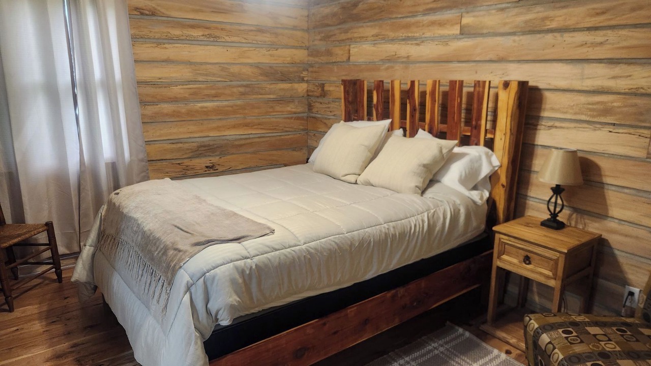 Photo of Bedroom in Mammoth Spring