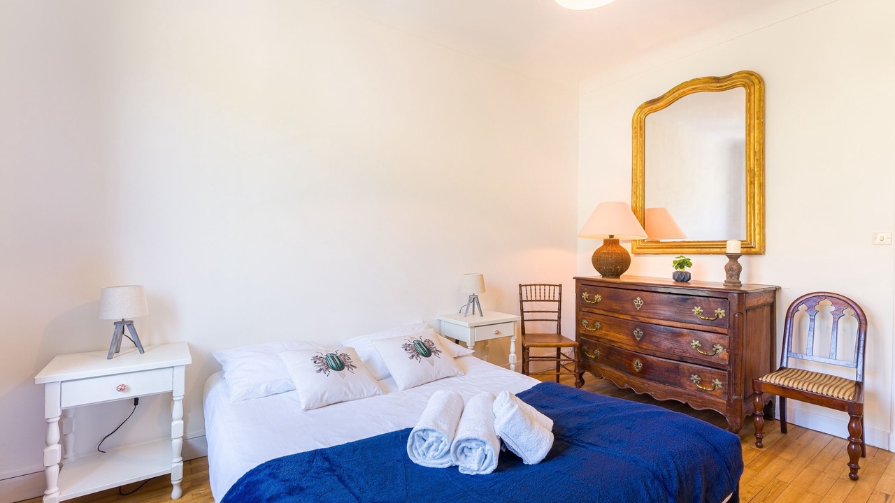 Photo of Bedroom in Graslin - Commerce