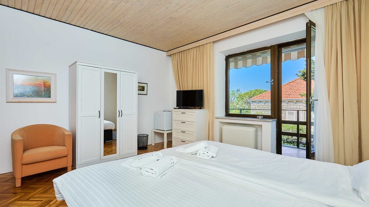 Photo of Bedroom in Pile