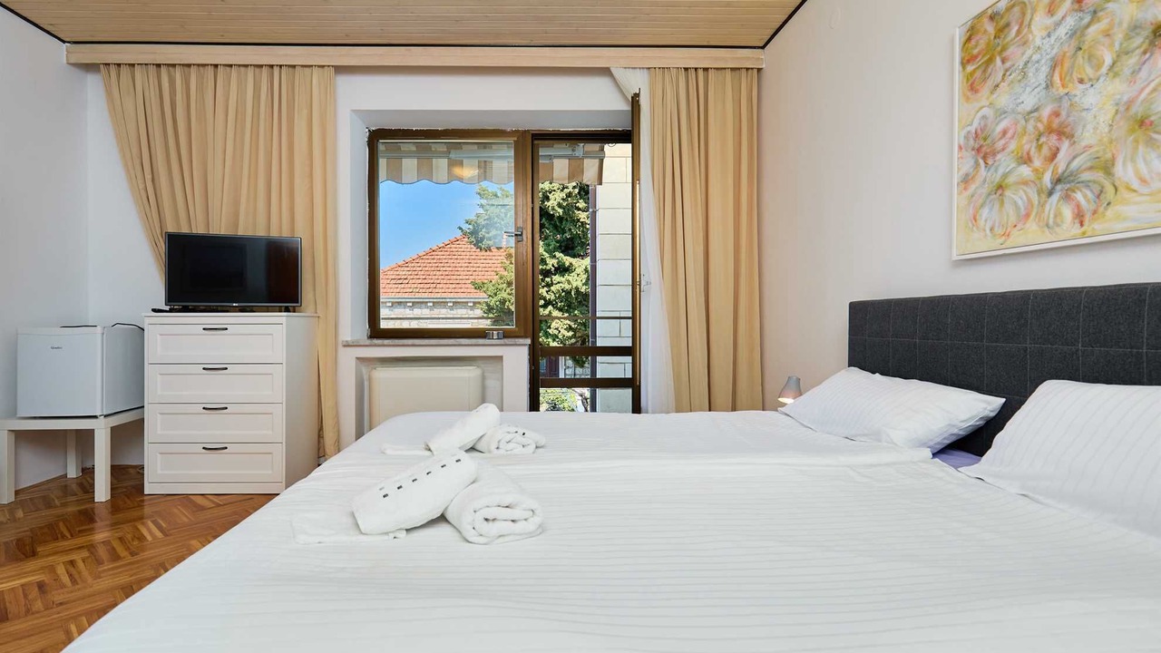 Photo of Bedroom in Pile
