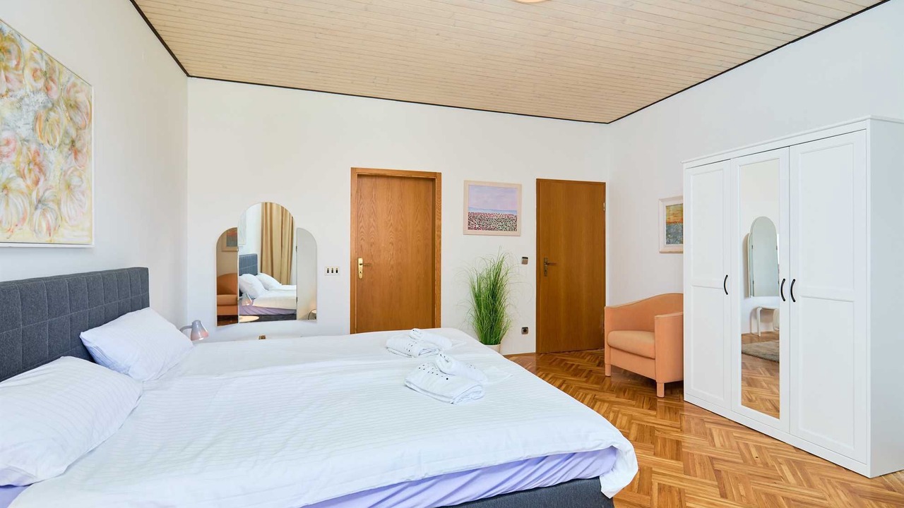 Photo of Bedroom in Pile